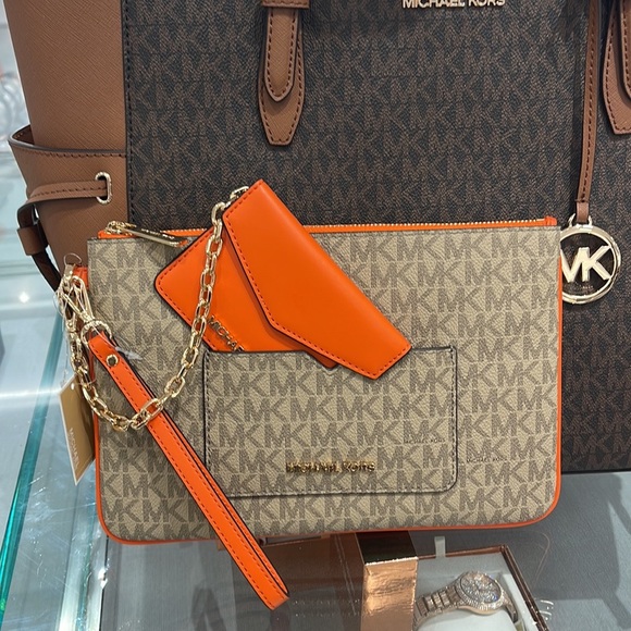 MICHAEL KORS JET SET ITEM LG 2 in 1 CARD CASE & WRISTLET
Poppy NWT - Picture 2 of 16